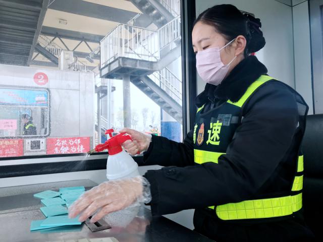 一線員工配備口罩、手套等防護(hù)用品堅(jiān)守崗位，同時(shí)做好辦公、生活區(qū)域及CPC卡的消毒。_調(diào)整大小.png