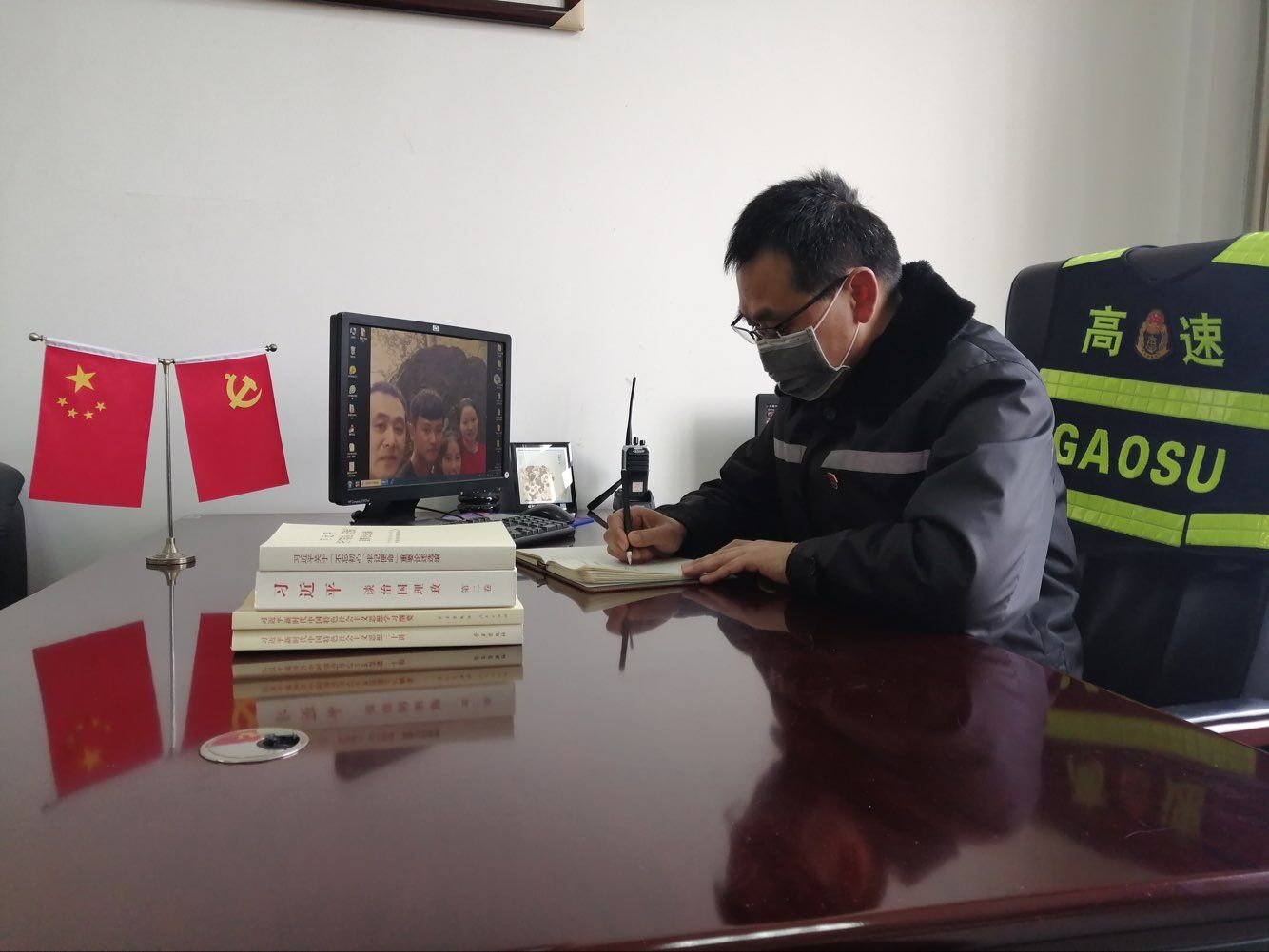 界阜蚌公司利辛東站青年團(tuán)員積極做宣傳志愿者，在收費(fèi)廣場發(fā)放“知艾防艾宣傳單”，營造良好的艾滋病防治社會環(huán)境。.jpg