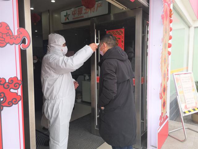 釜山服務區(qū)阮忠斌正在給旅客測量體溫.jpg