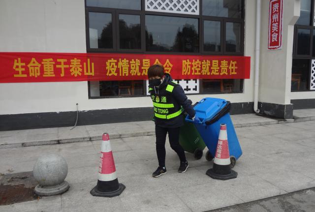 休寧服務區(qū)余薇正在清運垃圾.JPG