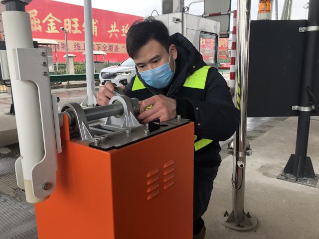 淮南站的青年團(tuán)員方山山堅守一線當(dāng)好機電設(shè)備的醫(yī)生，保障機電設(shè)備健康運轉(zhuǎn)01.jpg
