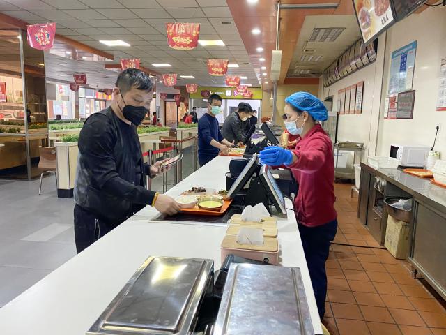 旅客在新橋服務(wù)區(qū)餐廳排隊就餐.jpg