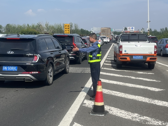 6月10日，淮南分中心工作人員疏導(dǎo)返程車輛.jpg