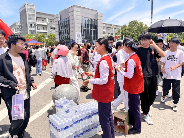 6月7日，德上高速淮南處壽縣站暢淮青年服務(wù)志愿者吳瑞瑞、莊曉曉為考生提供飲水...JPG