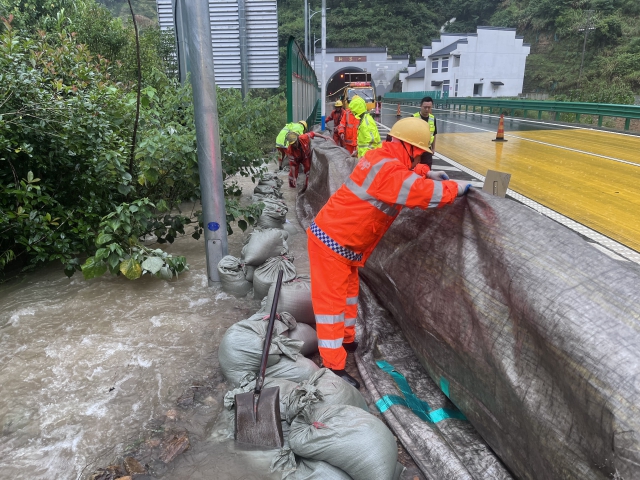 6月20日，寧國(guó)處搶修人員對(duì)黃千段隧道邊溝積水問(wèn)題搶修，保障道路暢通.jpg