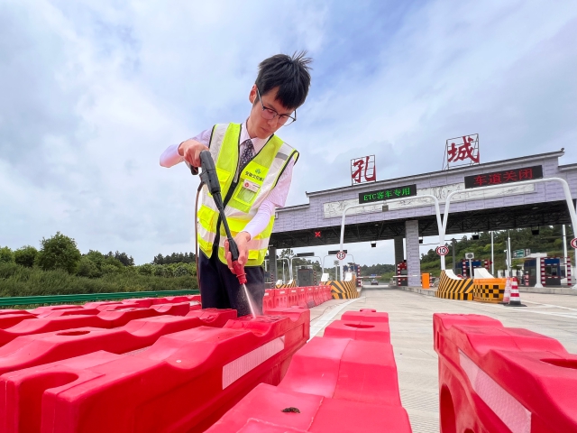 04 7月26日合安中心孔城收費(fèi)站工作人員對(duì)收費(fèi)廣場(chǎng)水馬進(jìn)行臺(tái)風(fēng)前加固。.jpg