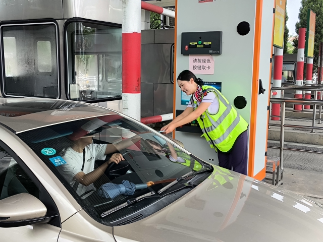 9月15日，中秋小長假首日，雙廟收費站入口車流激增，站內(nèi)組織人員積極做好道口保通保暢工作。.jpg
