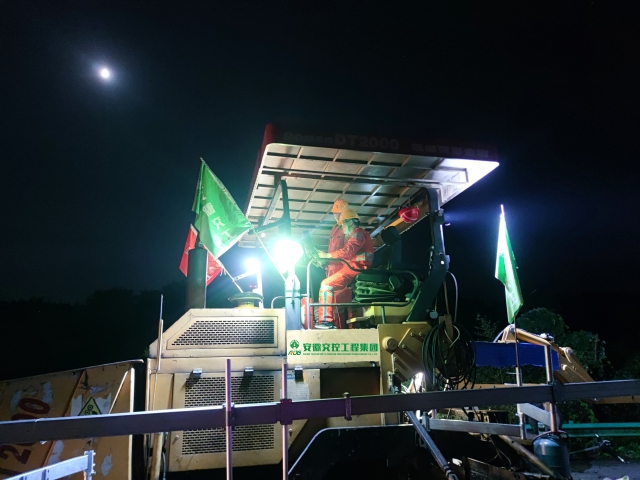 9 月 14 日，安徽交工集團廣德至宣城段改擴建工程07標(biāo)項目施工人員正在進行路面銑刨攤鋪作業(yè)。.jpg