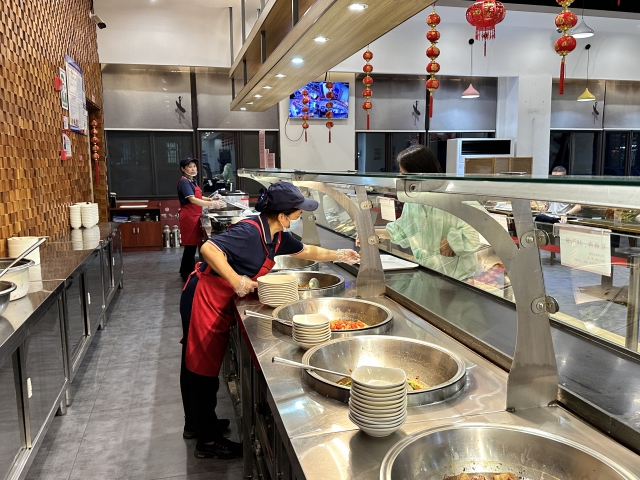 9月29日晚間，為保障國慶假期，豐樂服務(wù)區(qū)餐廳延長營業(yè)時間3.jpg